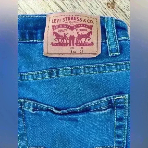 Levi’s 502 Women’s Taper Short - Picture 2 of 3